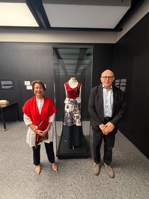 Elisabeth Pelsez et Henry Rousso aux côtés de la robe norvégienne prétée au Centre du 22 juillet d'Oslo