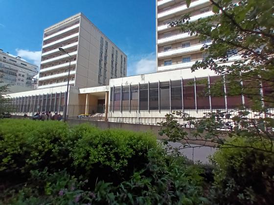 Vue large de la façade de la caserne Lourcine depuis la rue Saint-Hypolite (Paris 13)