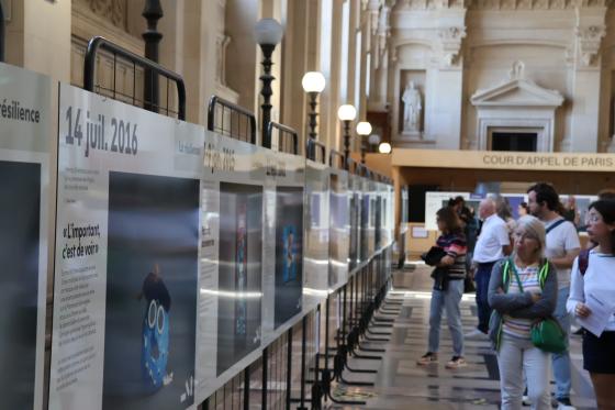 Public de l'exposition  photographique "Face au terrorisme, un patrimoine à inventer" lors des JEP 2026 à la Cour d'appel de Paris