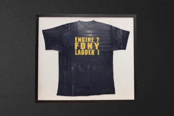 T-Shirt bleu marine avec la mention FDNY Engine 2 Ladder 1 encadré 