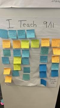 Post-its colorés avec thèmes et sujets du wébinaire "I teach 9/11" organisé à l'occasion des commémorations des 25 ans du 11-Septembre
