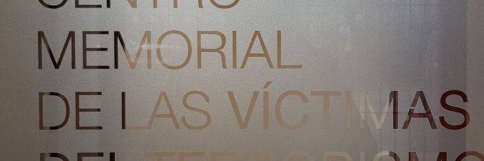 Plaque du centre Victoria Gasteiz pour la mémoire des victimes du terrorisme basque