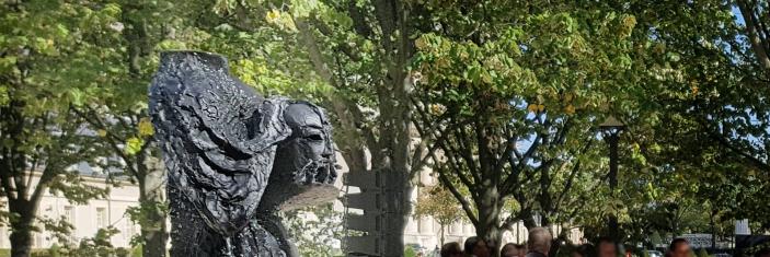 La statue-fontaine « Parole portée à la mémoire des victimes du terrorisme », du sculpteur Nicolas Alquin, est érigée dans le jardin de l’Intendant à l’Hôtel national des Invalides