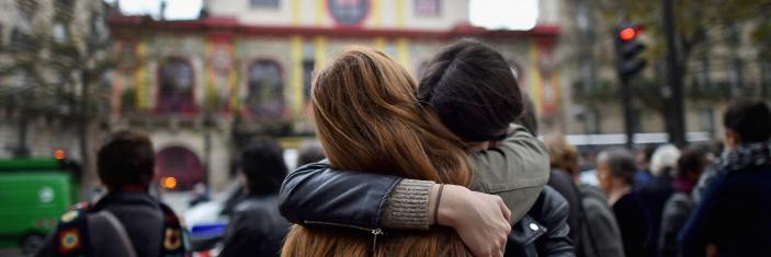 Deux femmes s'enlaçant devant le Bataclan le 16 novembre 2015