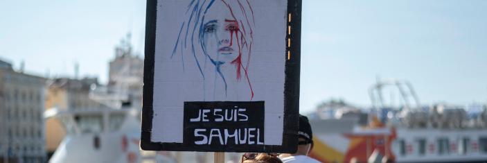 Pancarte "je suis Samuel" brandie lors d'un rassemblement à Marseille