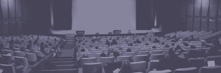 Photo de public lors d'une conférence avec filtre violet