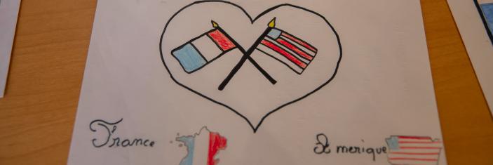 Dessin d'enfant représentant les drapeaux français et américains entrecroisés dans un coeur