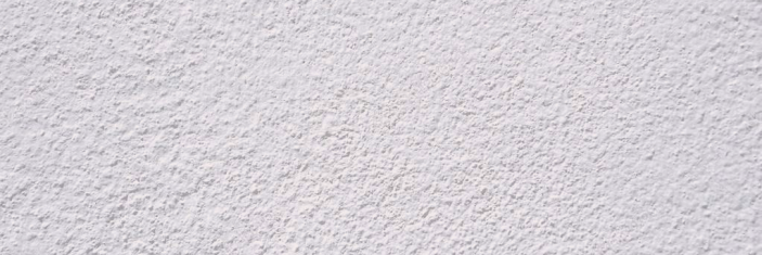 Détail d'un mur effet crépis blanc
