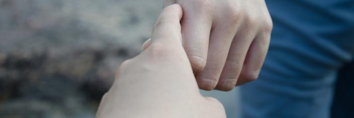 Photo de deux mains liées