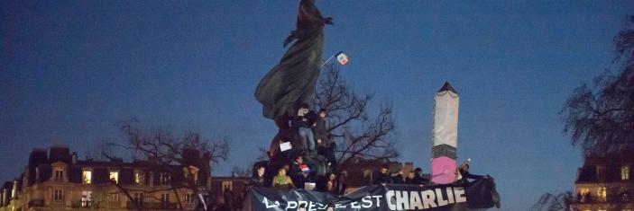 Banderole "La presse est Charlie" accrochée au pied de la statue place de la Nation