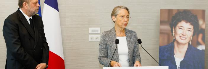 Elisabeth Borne (Première ministre) et Eric Dupont-Moretti (Garde des sceaux, ministre de la Justice) lors d'une cérémonie d'hommage à Françoise Rudetzki organisée le 13 mars 2023 à Vincennes