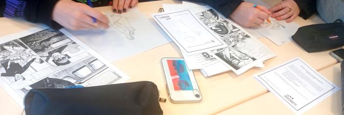 Photo d'élèves en train de dessiner lors d'une journée rencontre avec le dessinateur Fred Dewilde, rescapé du Bataclan