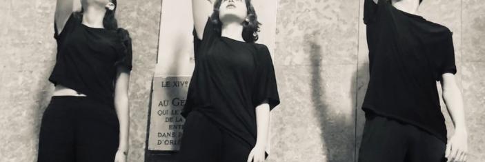 Photo en noir et blanc d'élèves en train de danser le spectacle Danser pour se souvenir conçu dans le cadre de l'exposition pédagogique Regards sur le terrorisme