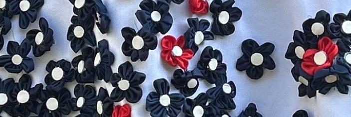Détail (fleurs en tissus) de la robe du style norvégien réalisée par des élèves franciliens en hommage aux victimes des attentats du 22 juillet 2011 en Norvège