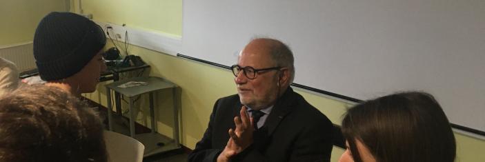 Photo de Samuel Sandler lors de réunion publique organisée le 15 janvier 2024 à l’occasion du premier conseil de quartier du Mont-Valérien, à Suresnes