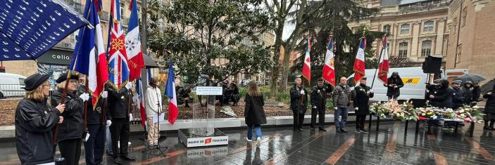 Porte-drapeaux lors de la Journée nationale d'hommage aux victimes du terrorisme organisée le 11 mars 2024 à Toulouse