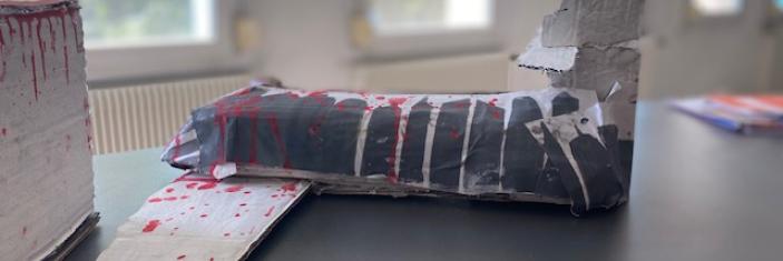 Maquettes d'avion en carton réalisé dans le cadre de l'exposition pédagogique Regards sur le terrorisme