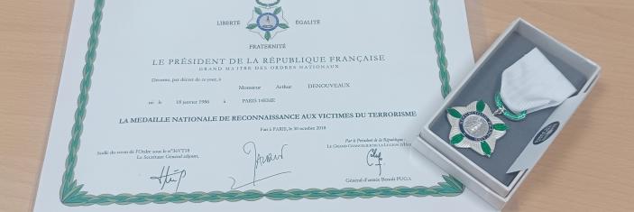 Diplôme et médaille nationale de reconnaissance aux victimes du terrorisme d'Arthur Dénouveaux
