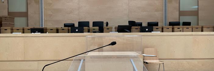 photographie de la barre de témoin de la salle des Grands Procès