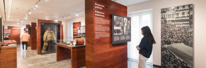 image d'une personne lisant un cartel d'exposition