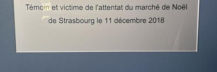 Plaque portant le nom de Mostafa Salhane à l'entrée d'une salle de réunion