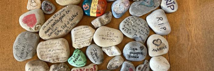 photographie présentant des galets peints en hommage aux victimes de l'attentat du 14 juillet 2016 à Nice