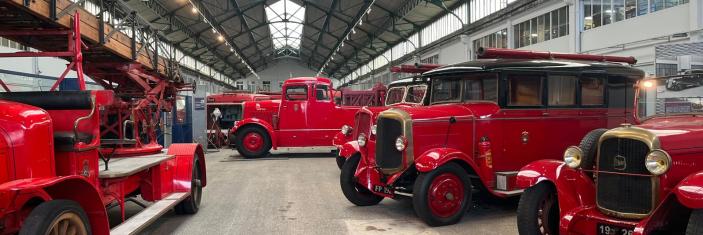 Véhicules de pompiers de différentes époques
