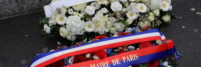 Gerbes de fleurs avec ruban déposées en hommage aux victimes du 13-Novembre