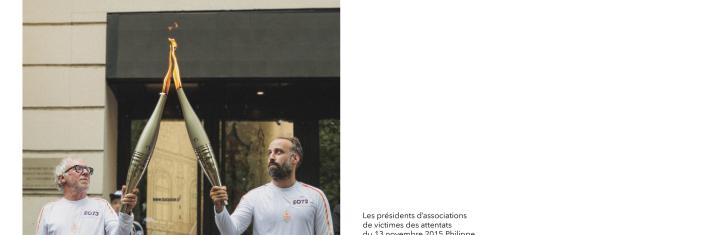 Panneau de l'exposition "Face au terrorisme, une mémoire citoyenne", photo d'Arthur Dénouveaux et Philippe Duperron lors de relais de la Flamme olympique