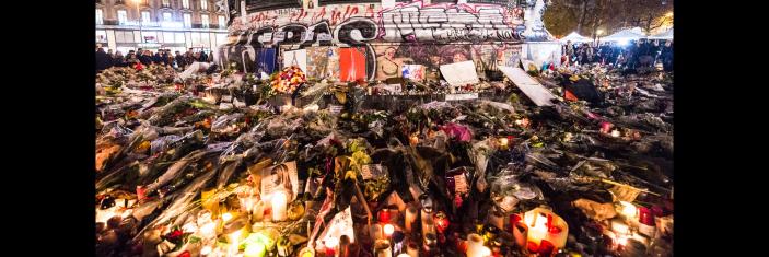 Fleurs et bougies déposés place de la République au lendemain des attentats du Bataclan