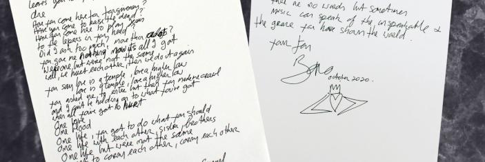 Deux lettres manuscrites posées sur un fond foncé