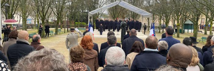 Vue depuis le public de la tribune sur laquelle se déroule l'hommage aux victimes du terrorisme dans le jardin des invalides