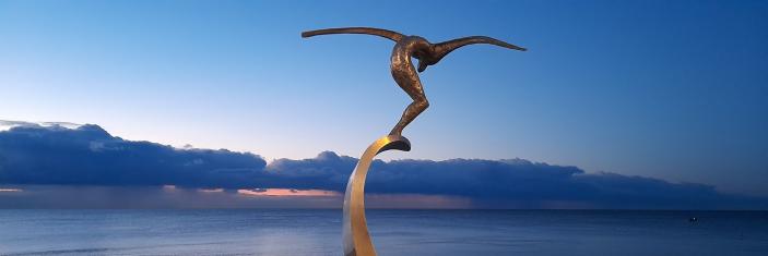 Vue de nuit de la sculpture L'Ange de la baie