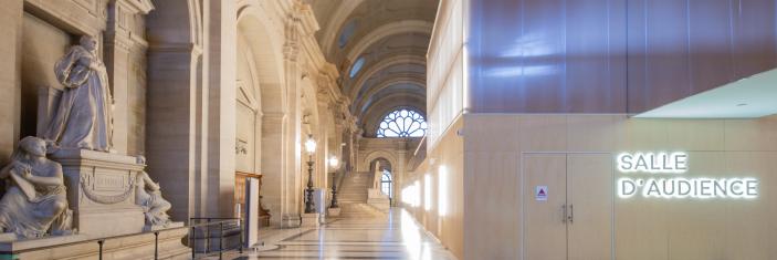 Vue de l'extérieur de la salle des grands procès du Palais de Justice de Paris