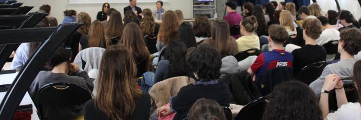 Photo d'élèves à l'écoute lors d'une rencontre avec Marie Hourcastagnou et Hager Ben Aouissi au lycée Charlemagne à Paris