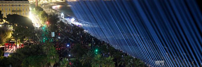 Faisceaux lumineux allumés en souvenir des 86 victimes de l'attentat du 14 juillet 2016 à Nice