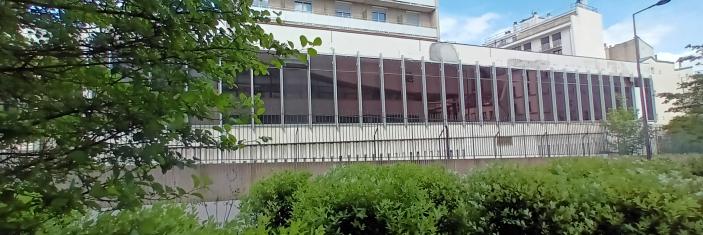 Façade de la caserne Lourcine vue depuis la rue Saint-Hypolite (Paris 13)avec végétation au premier plan