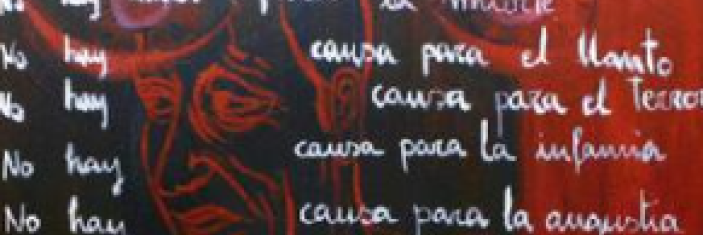Illustration représentant visage stylisé aux traits tourmentés en rouge et noir sur un fond sombre et rouge sang, sur lequel de superposent des lignes manuscrites en écriture cursive blanche listant en espagnol des souffrances humaines