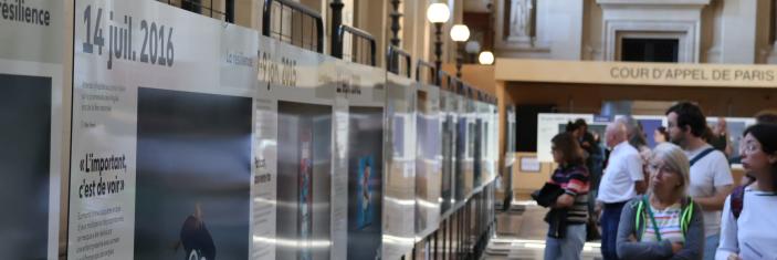 Public de l'exposition  photographique "Face au terrorisme, un patrimoine à inventer" lors des JEP 2026 à la Cour d'appel de Paris