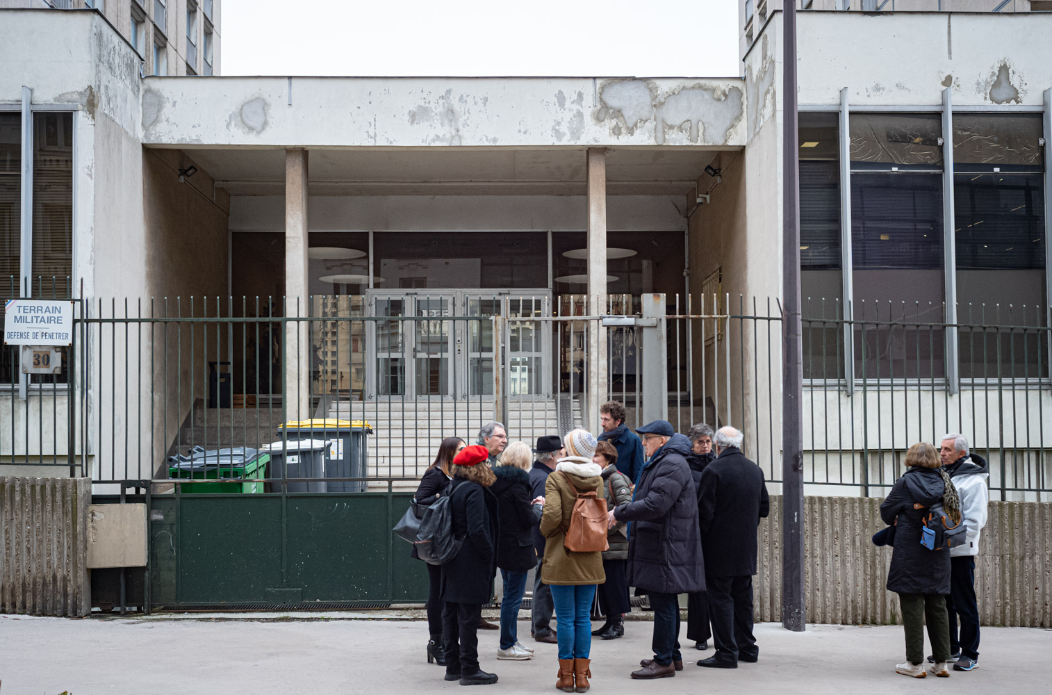 Membres du MMT devant l'entrée de la caserne Lourcine