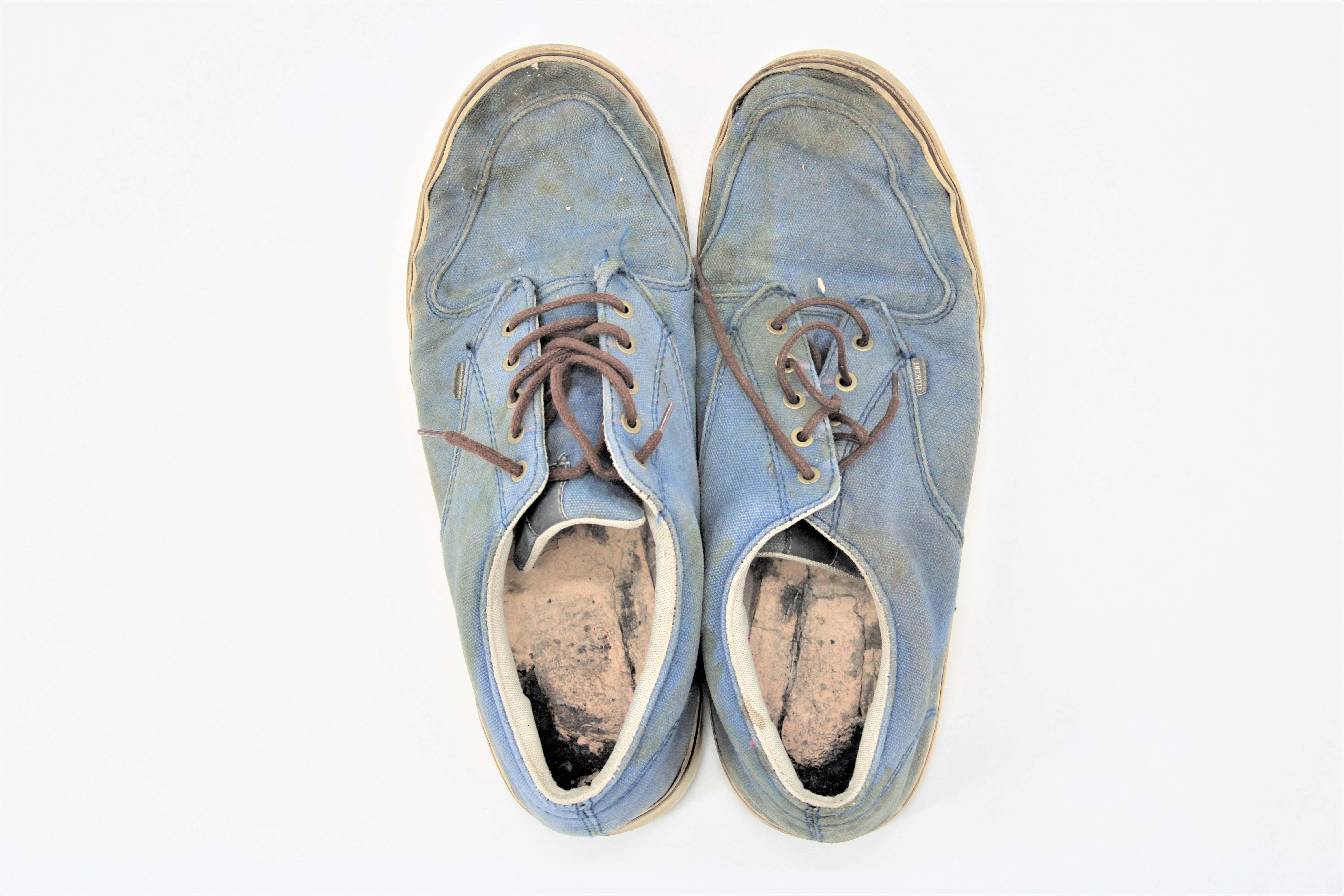 paire de baskets d'un rescapé du Bataclan