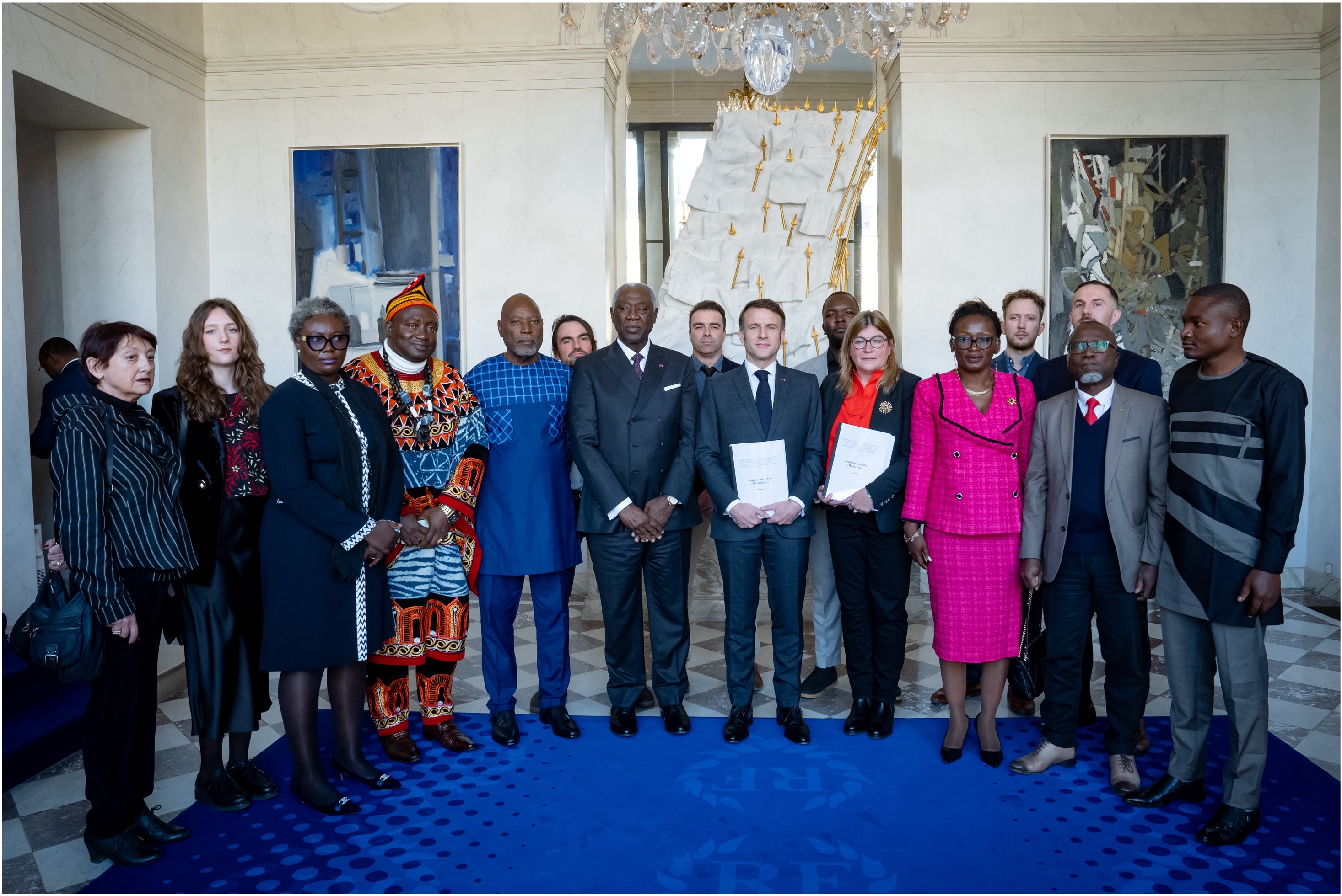 photographie de la remise du rapport de la commission franco-camerounaise