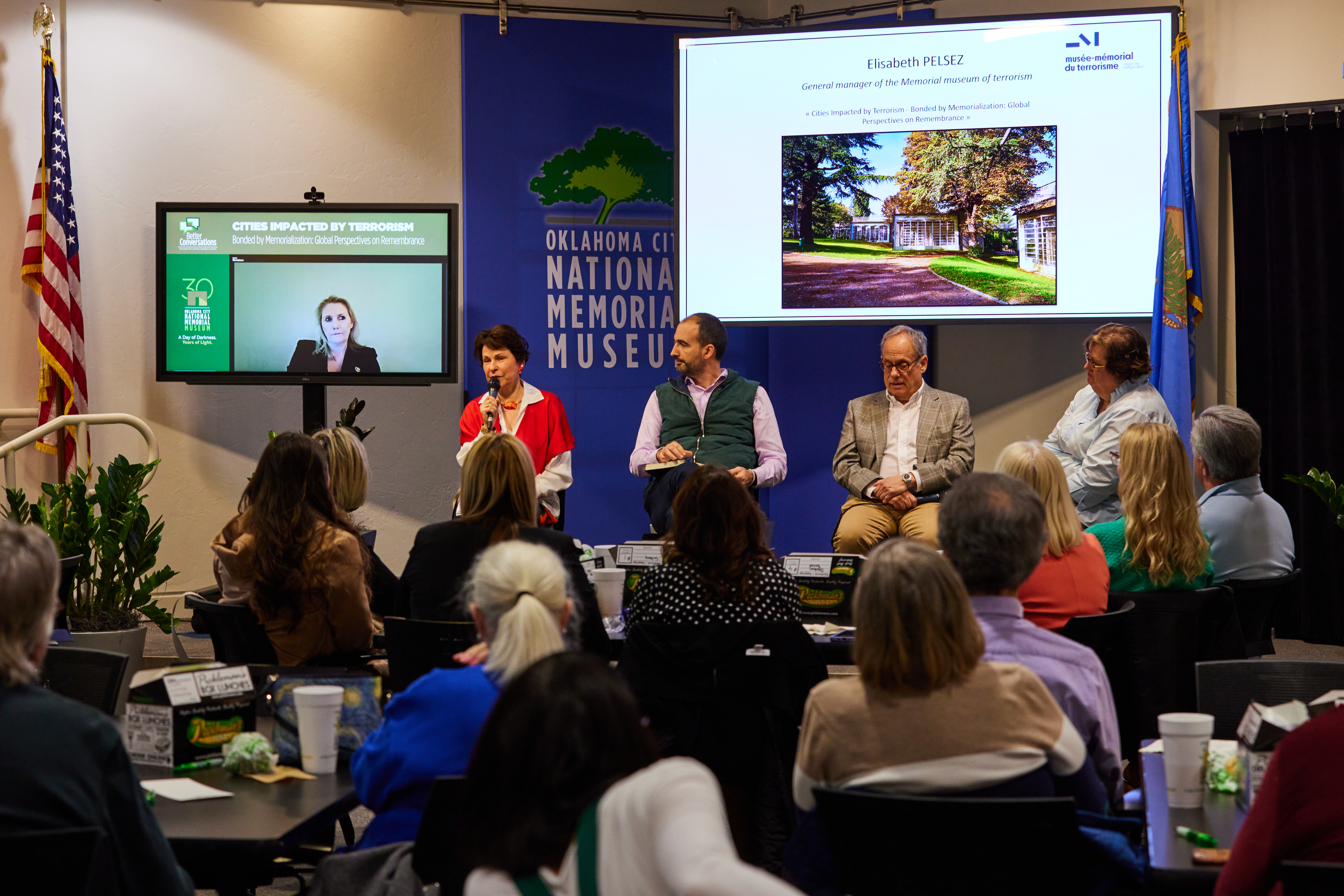 image d'un groupe de personnes donnant une conférence