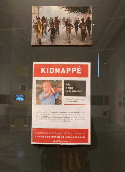 deux images, l'une est une photographie représentant des enfants palestiniens s'enfuyant, l'autre représentant une affiche d'un bébé israélien de 9 mois retenu en otage