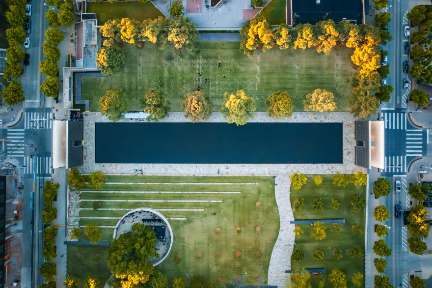 vue aérienne du Musée-mémorial national d'Oklahoma City. On observe un plan d'eau entouré d'un jardin et d'arbres