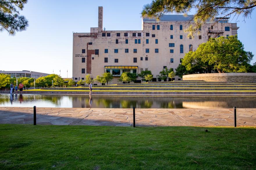 Photographie du Musée mémorial national d'Oklahoma City présentant un jardin et une retenue d'eau