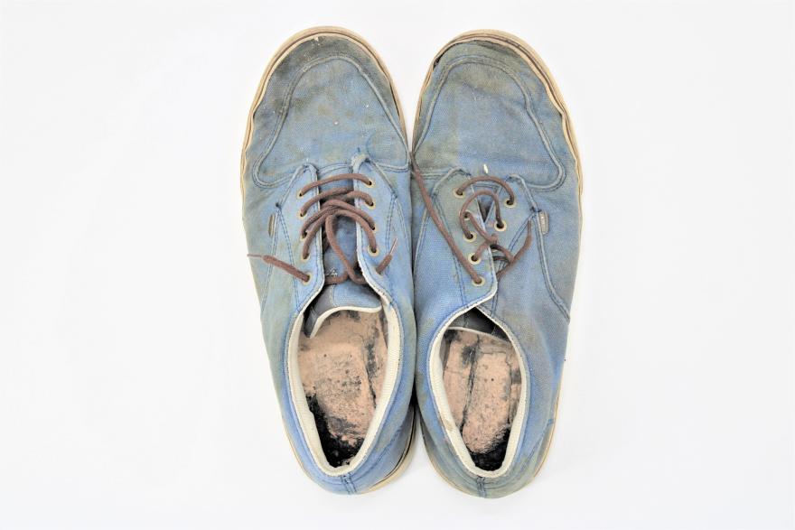 paire de basket d'un rescapé du Bataclan