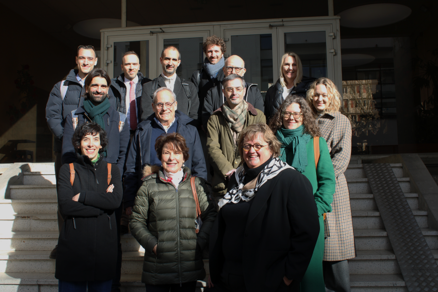 Photo de groupe des directeurs de musée devant l'entré de la caserne Lourcine