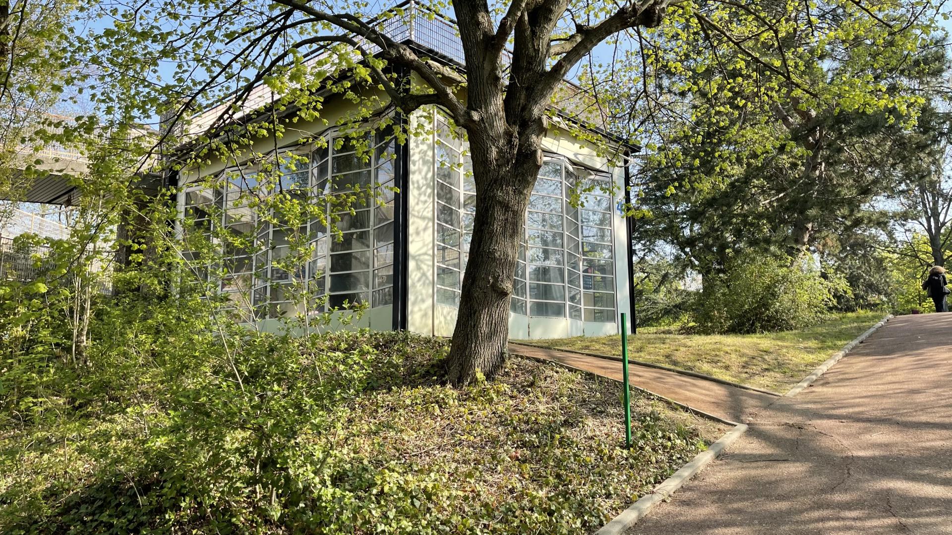 image d'un des pavillons de l'Ecole de plein air. La forme est celle d'un rectangle avec des fenêtres en verre.