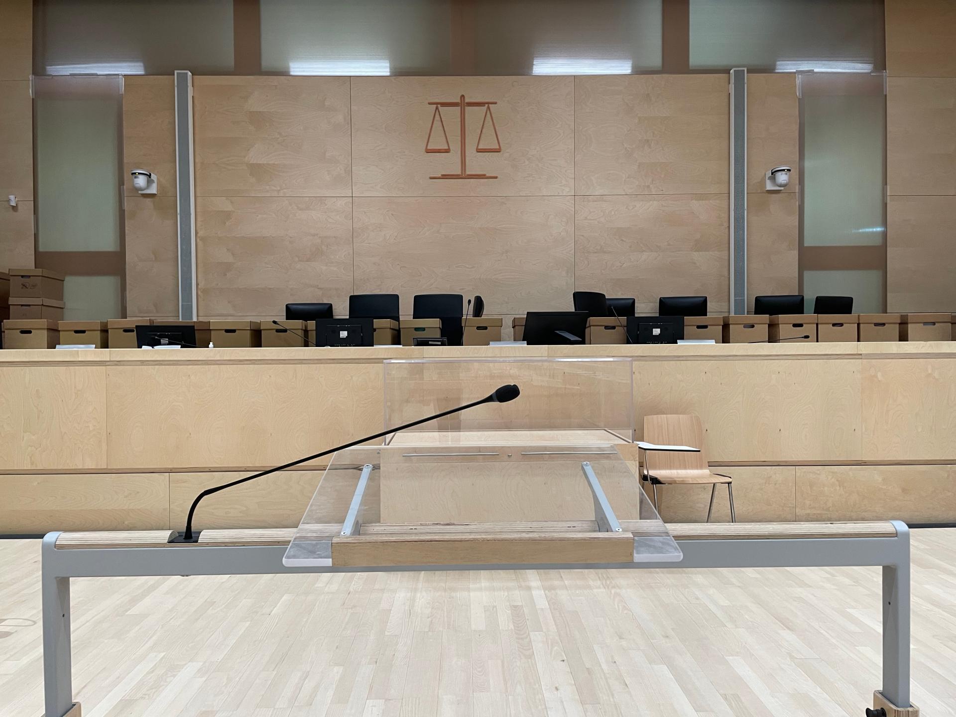 photographie de la barre de témoin de la salle des Grands Procès
